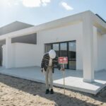 Para Arquitetura Zero Trust, a premissa fundamental é "nunca confiar, sempre verificar". Ela assume que nenhuma entidade, den