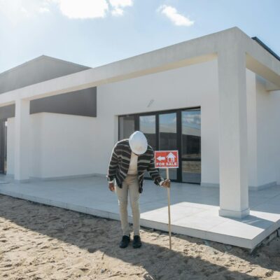 Para Arquitetura Zero Trust, a premissa fundamental é "nunca confiar, sempre verificar". Ela assume que nenhuma entidade, den