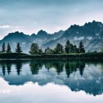 Para Computação em Nuvem Híbrida: Equilibrando nuvem pública e privada, trata-se de uma estratégia de TI que integra ambiente