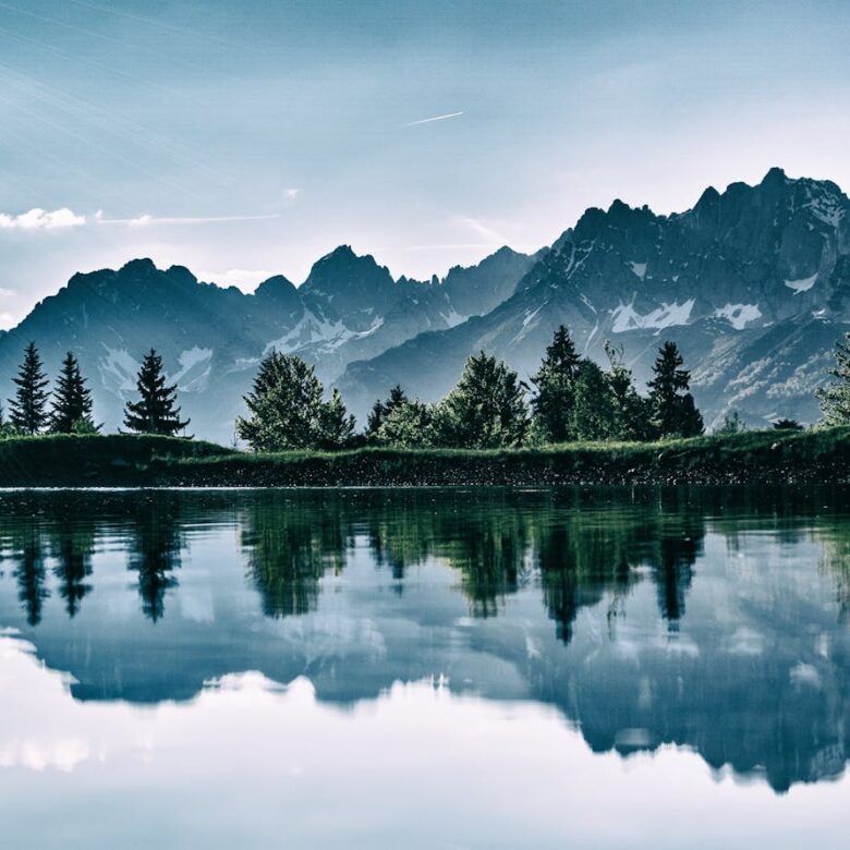 Para Computação em Nuvem Híbrida: Equilibrando nuvem pública e privada, trata-se de uma estratégia de TI que integra ambiente