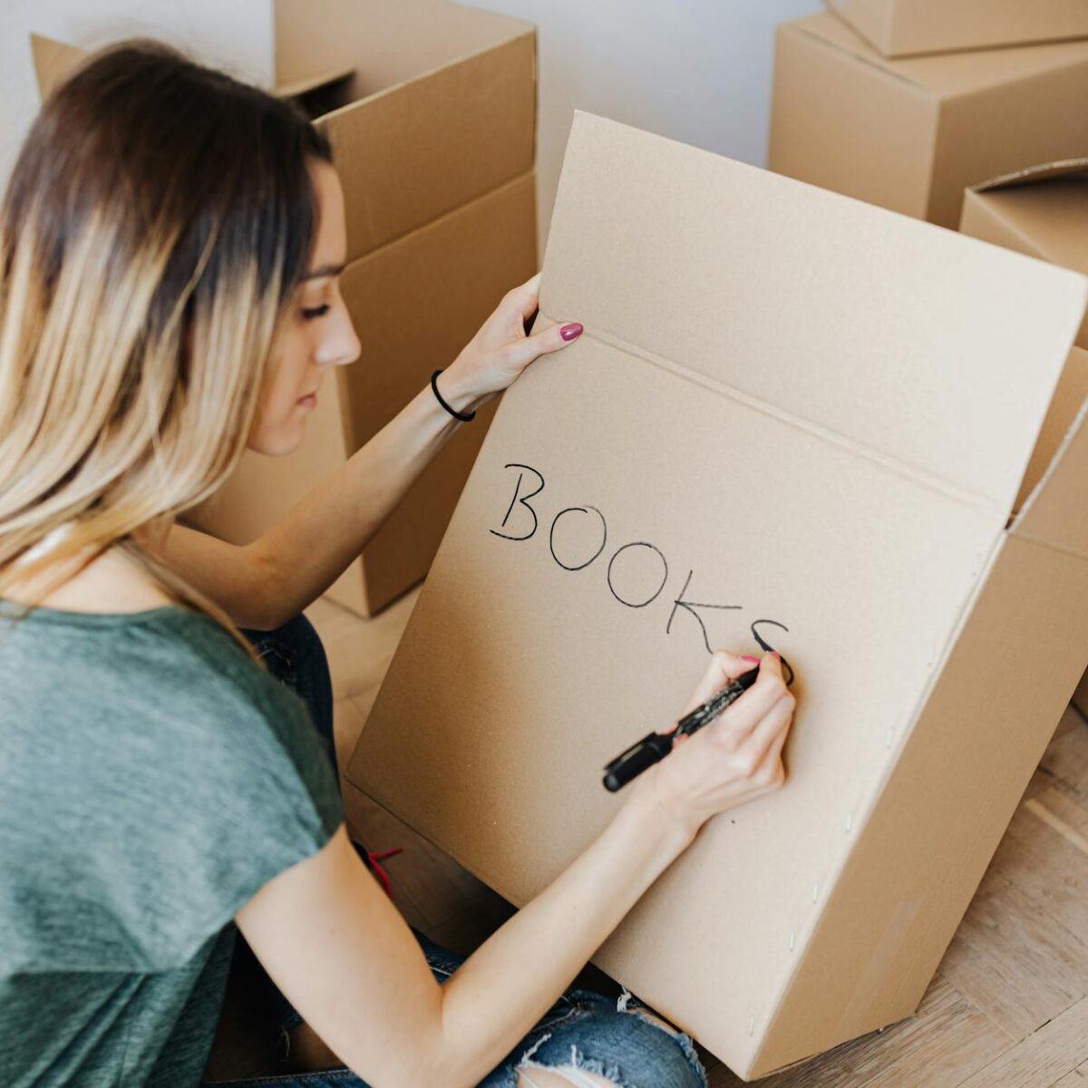 Para identificar deepfakes e se proteger da desinformação, observe inconsistências visuais e auditivas, como movimentos labia