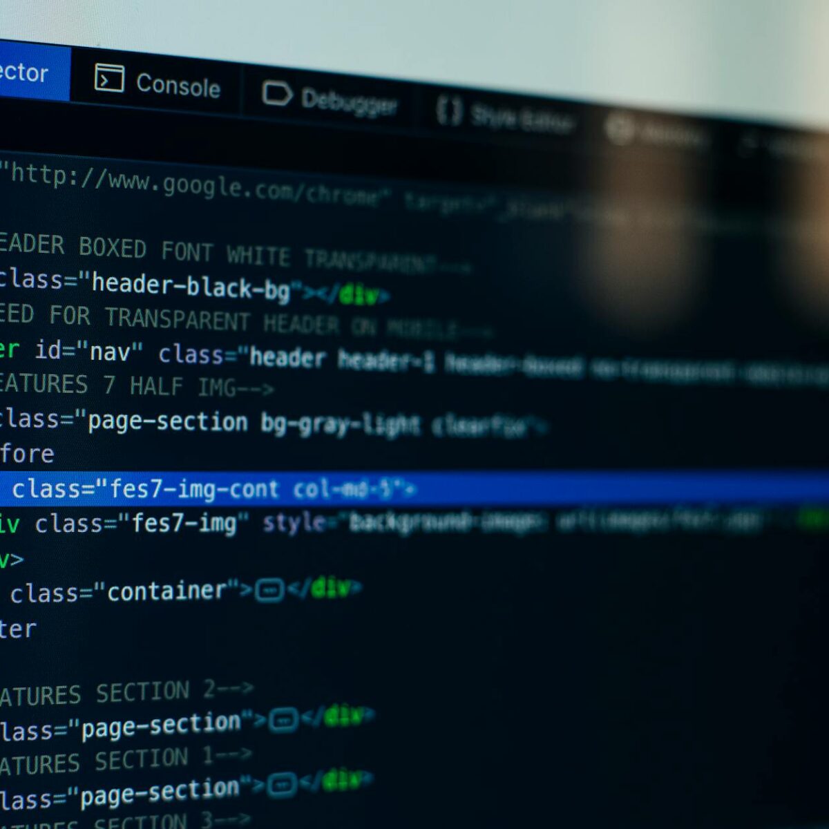 Para o desenvolvimento para o Metaverso, ferramentas e linguagens essenciais incluem Unity e Unreal Engine para criação de am