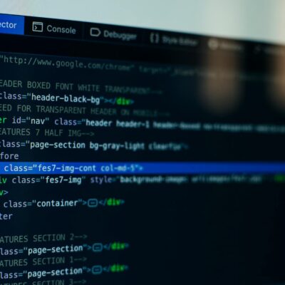 Para o desenvolvimento para o Metaverso, ferramentas e linguagens essenciais incluem Unity e Unreal Engine para criação de am