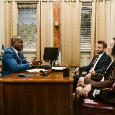 Para o Direito ao Desconexão, leis como a CLT no Brasil e regulamentações internacionais visam proteger o tempo livre do trab