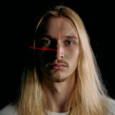 Para entender o fim das senhas, é crucial reconhecer a ascensão das Passkeys e da biometria avançada. Essas tecnologias repre