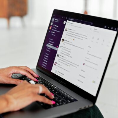 Para otimizar o trabalho híbrido e as ferramentas de colaboração, é essencial compreender a evolução de plataformas como Slac