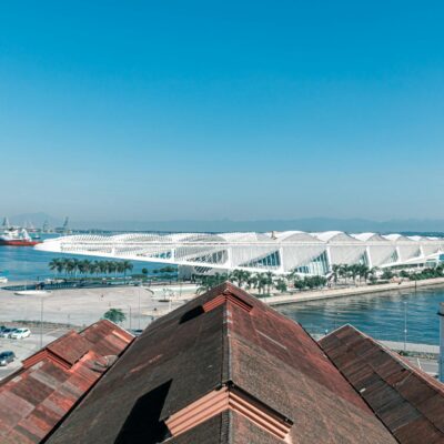 Para saber se VPNs ainda valem a pena, é crucial entender que sua utilidade evoluiu. Embora não garantam anonimato total, ela