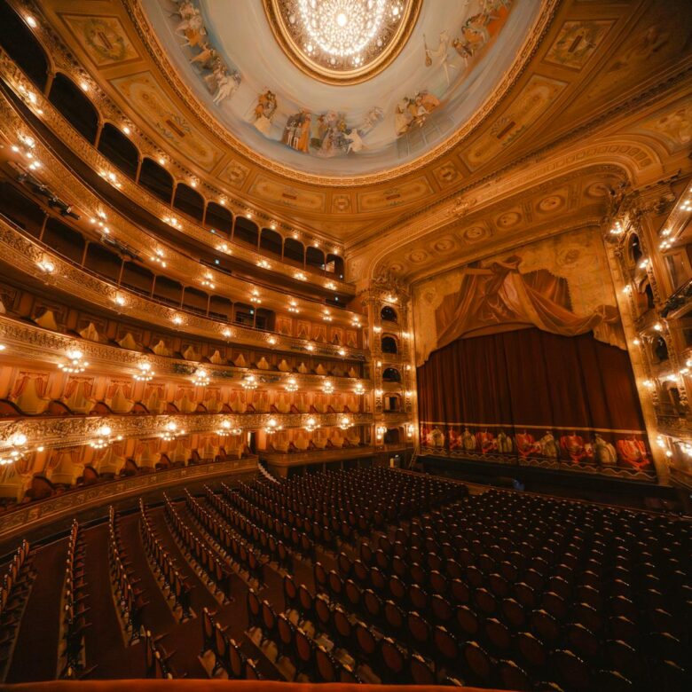 O Legado Imortal do Teatro Grego: Essência, Evolução e Sua Influência no Mundo Moderno — o que é o teatro grego e sua influên